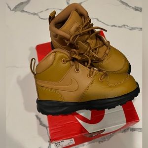 Nike Manoa Sneaker NEW Size - 9C